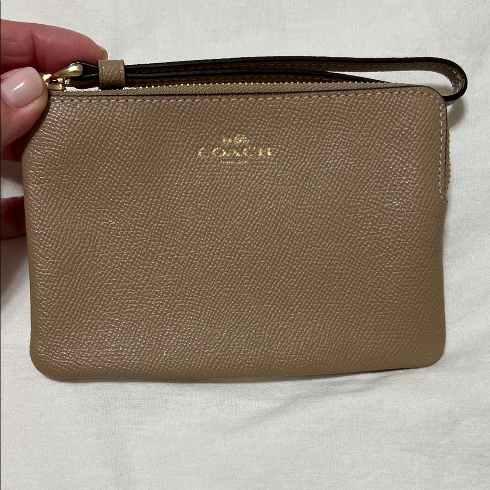 Corner Zip Wristlet In Signature Leather